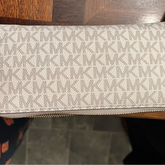Michael Kors wristlet - Picture 4 of 4